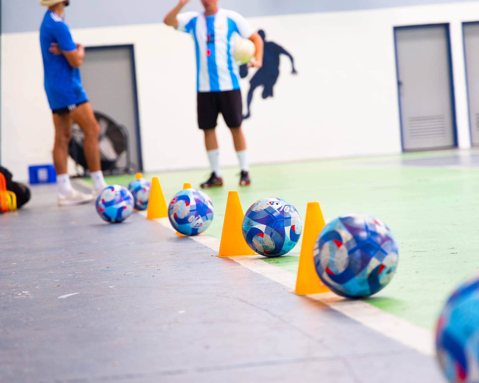 Youth playing soccer at a Fundación Rimas clinic